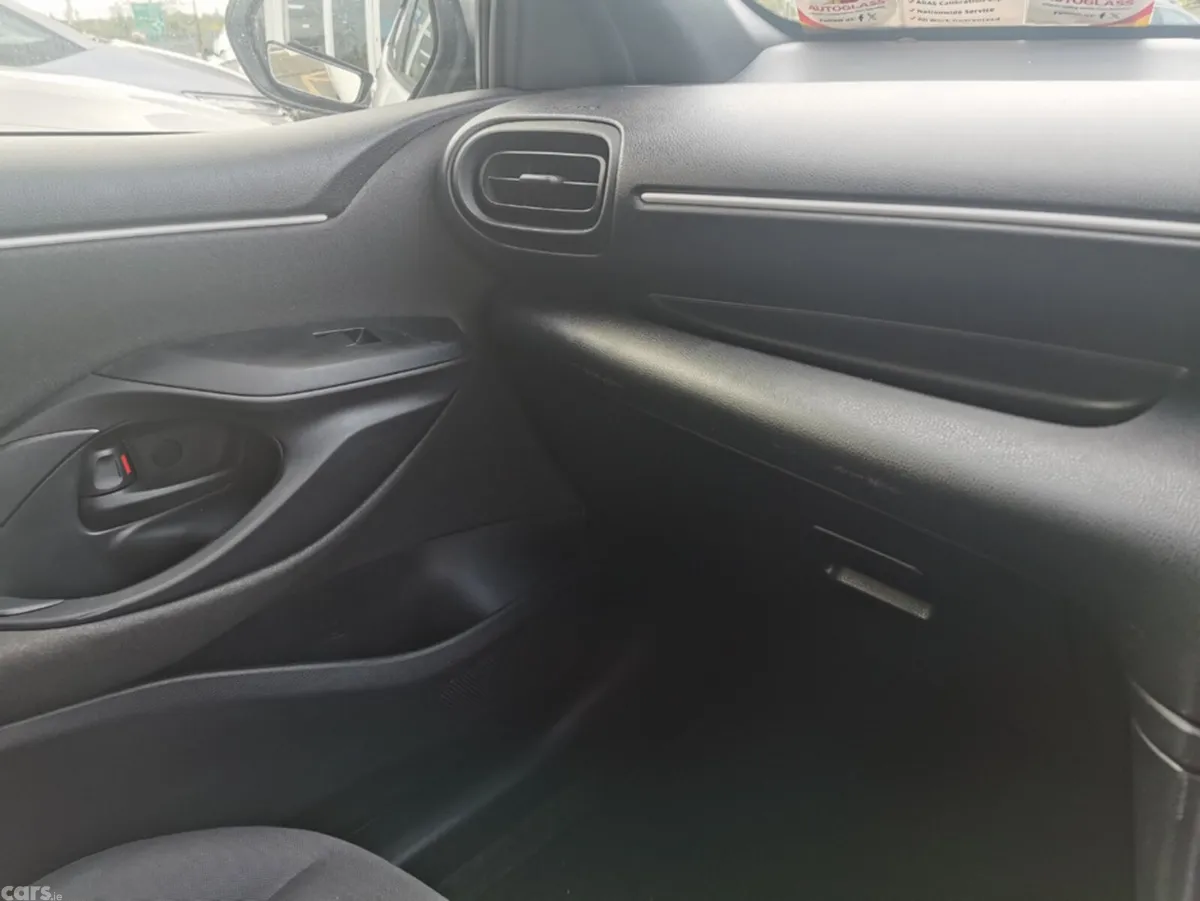 Toyota Yaris Hatchback, Petrol Hybrid, 2020, White