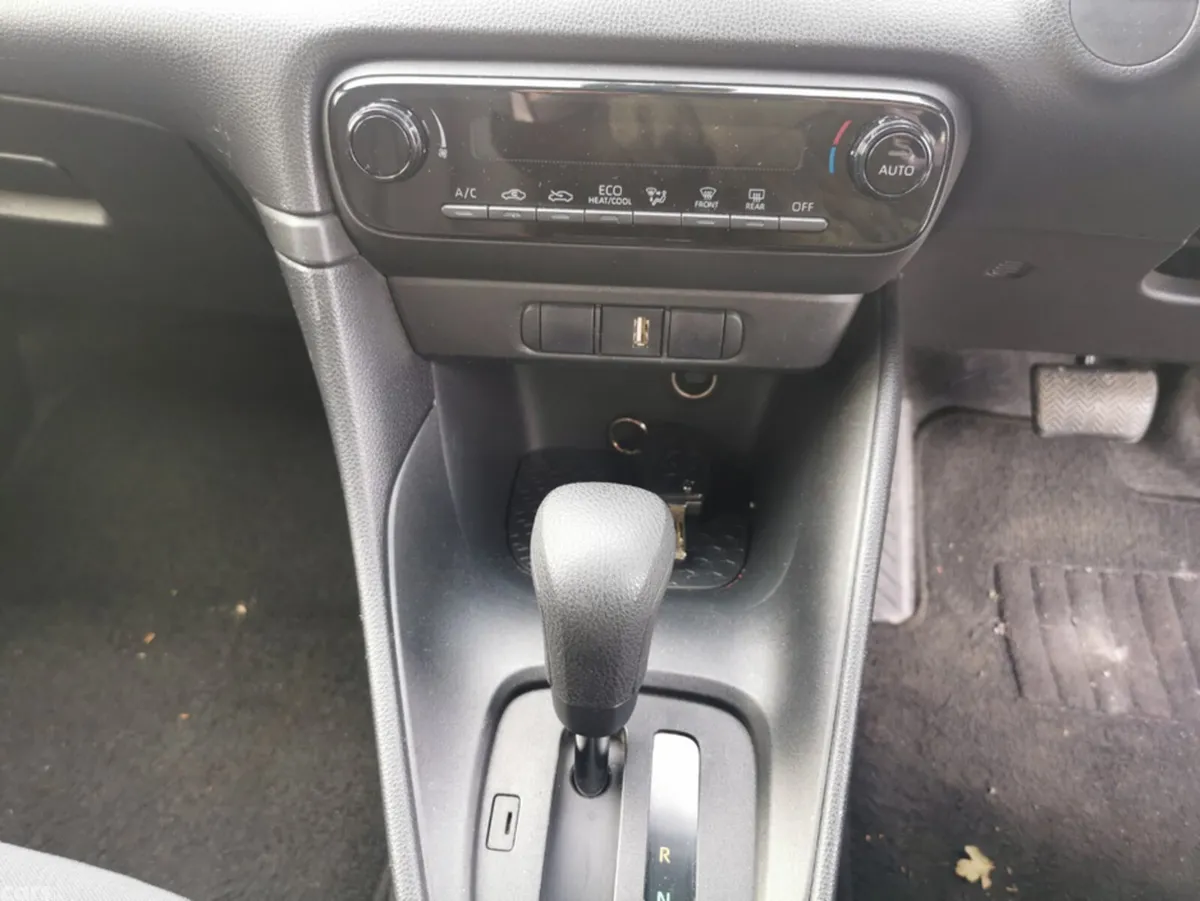 Toyota Yaris Hatchback, Petrol Hybrid, 2020, White