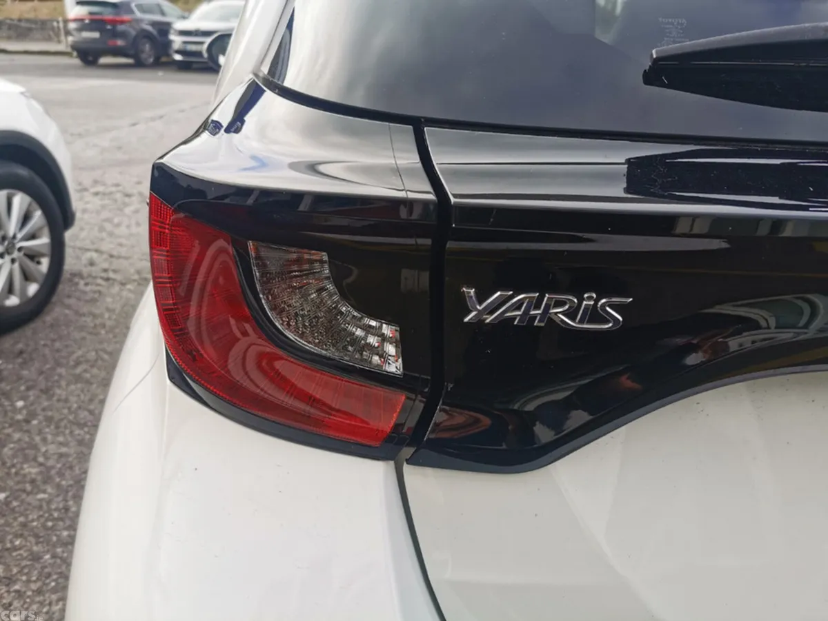 Toyota Yaris Hatchback, Petrol Hybrid, 2020, White