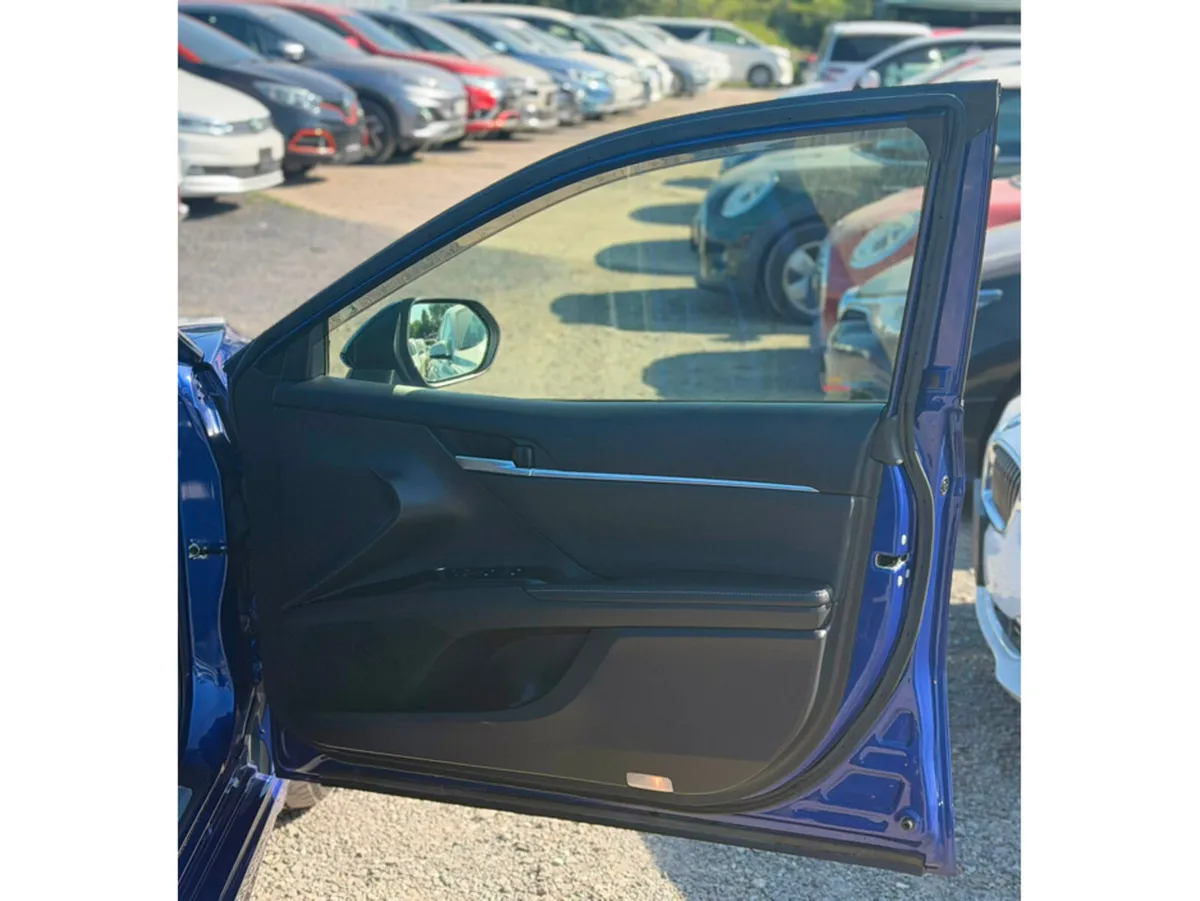 Toyota Camry Saloon, Petrol Hybrid, 2019, Blue