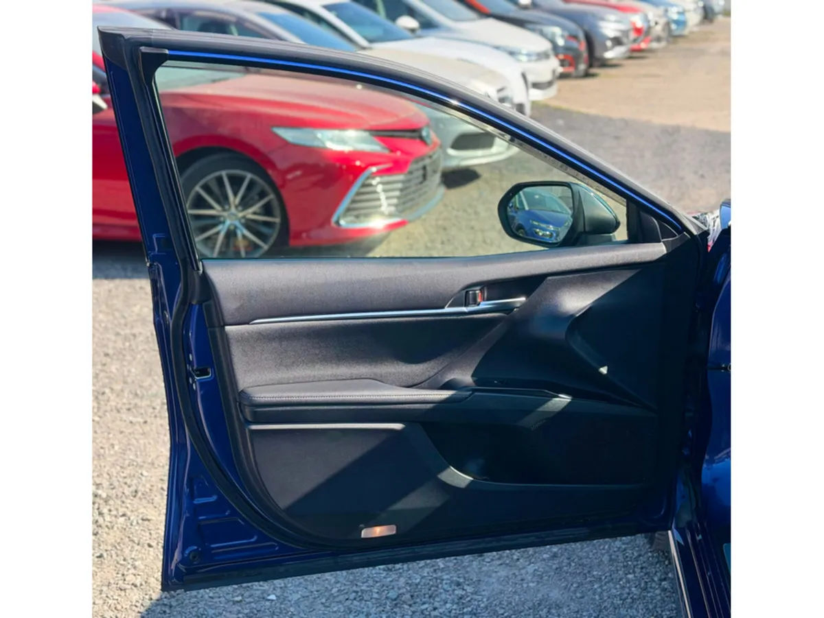 Toyota Camry Saloon, Petrol Hybrid, 2019, Blue