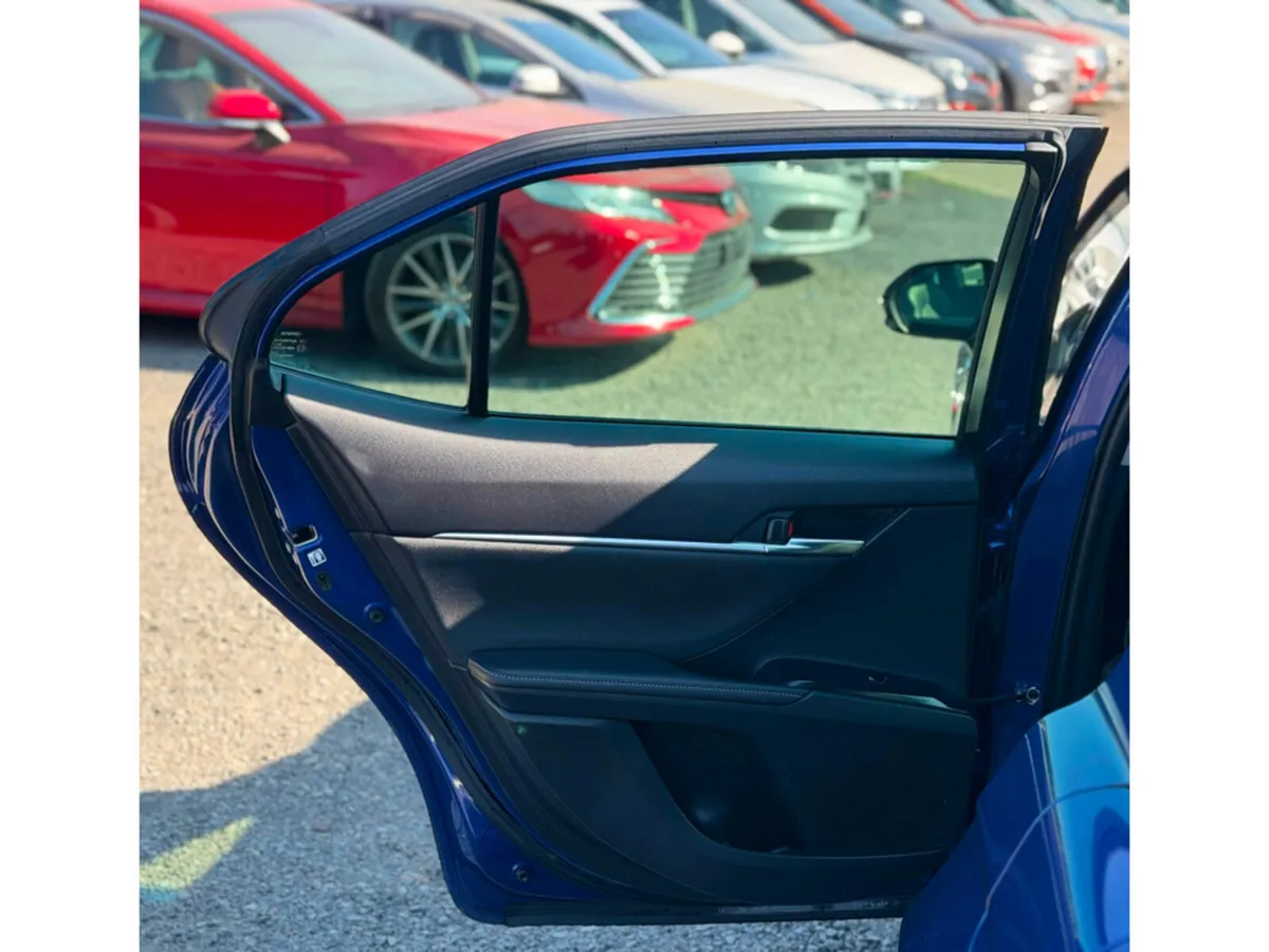 Toyota Camry Saloon, Petrol Hybrid, 2019, Blue