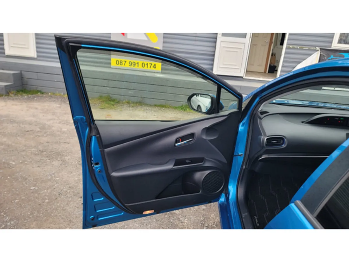 Toyota Prius Hatchback, Petrol Hybrid, 2021, Blue