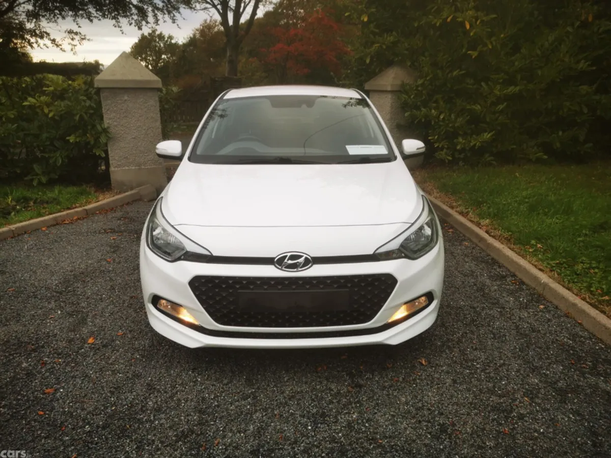 Hyundai i20 Hatchback, Petrol, 2016, White