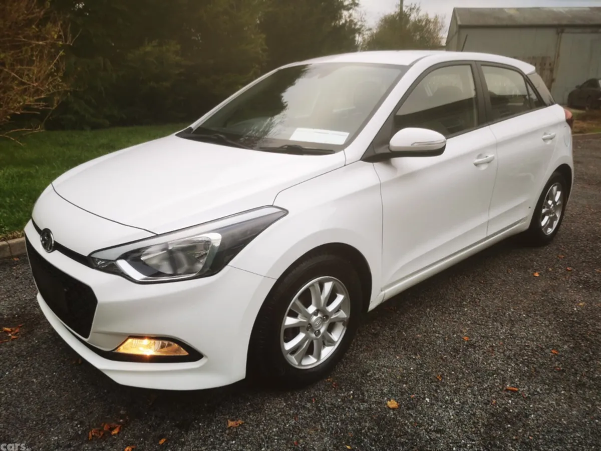 Hyundai i20 Hatchback, Petrol, 2016, White