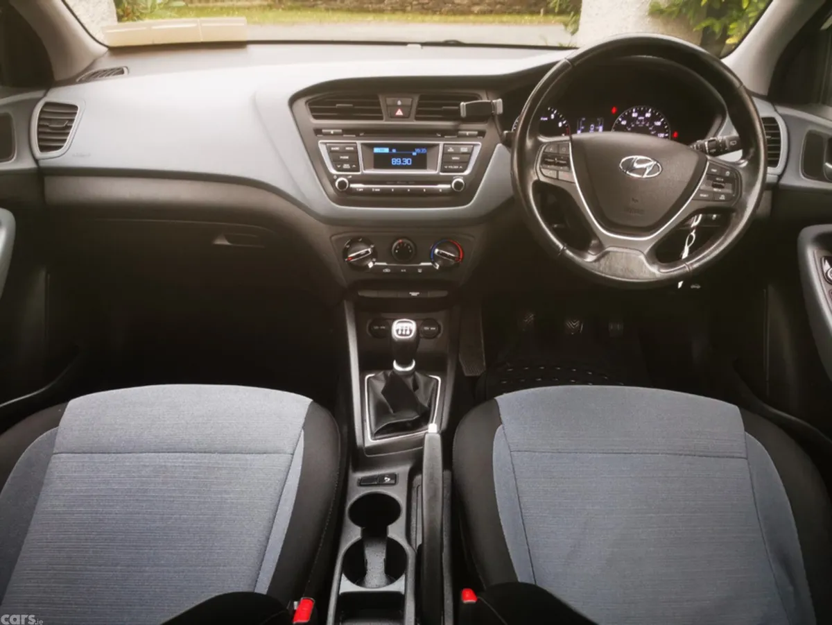 Hyundai i20 Hatchback, Petrol, 2016, White