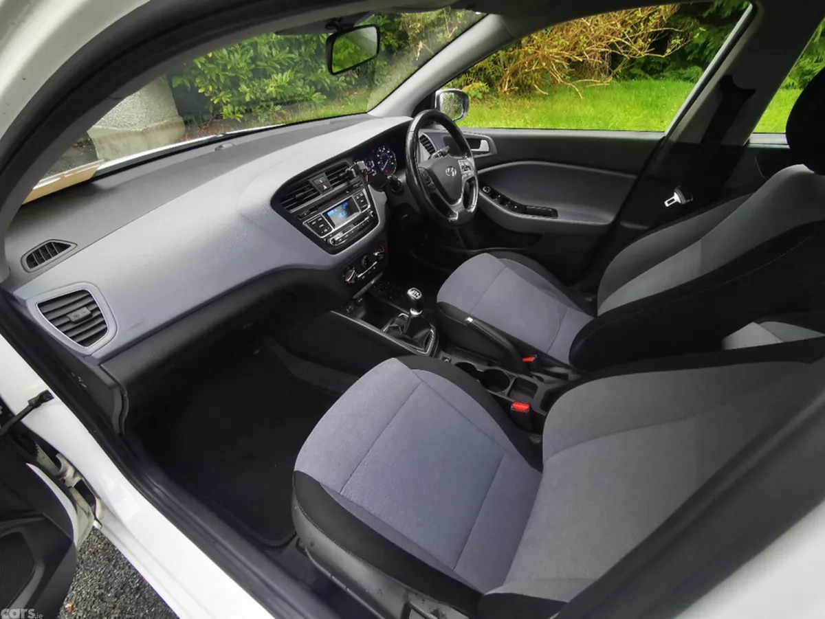 Hyundai i20 Hatchback, Petrol, 2016, White