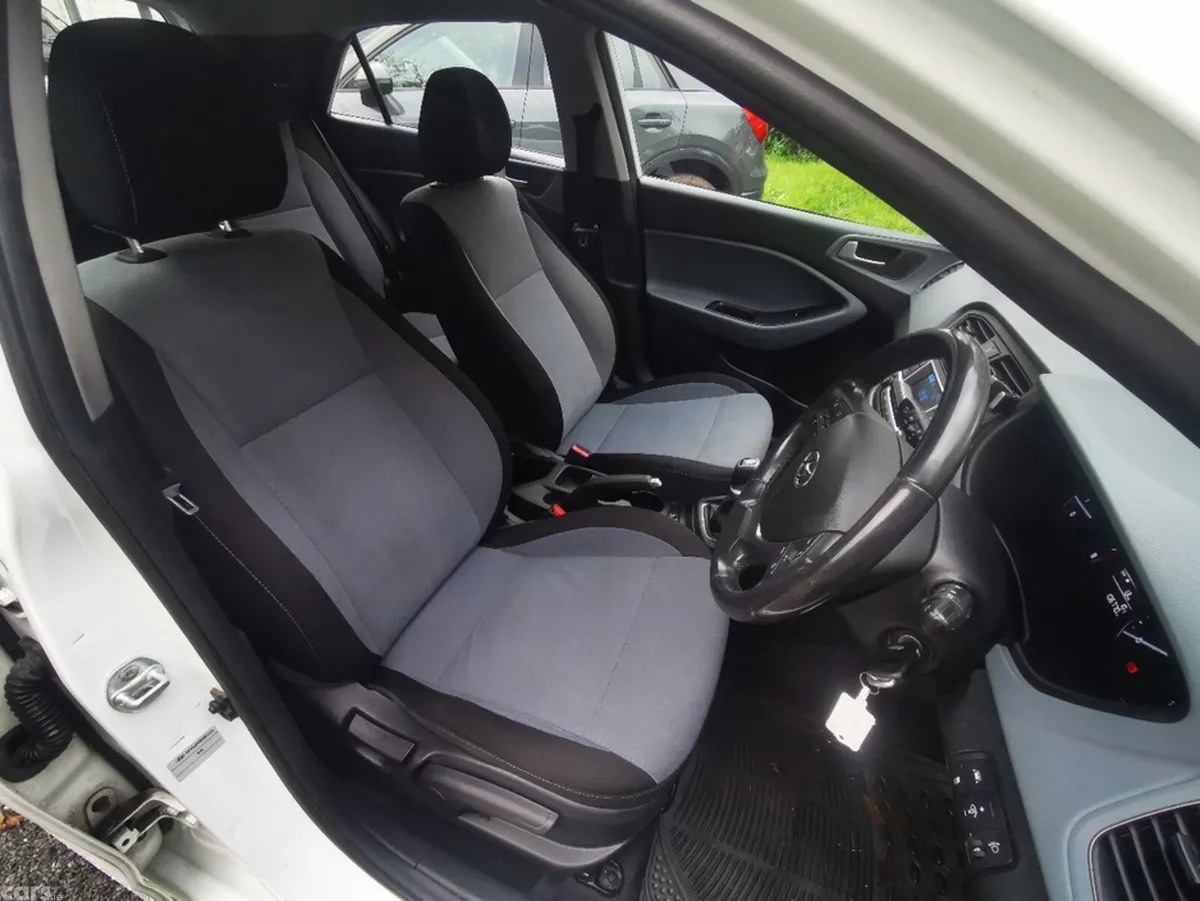 Hyundai i20 Hatchback, Petrol, 2016, White