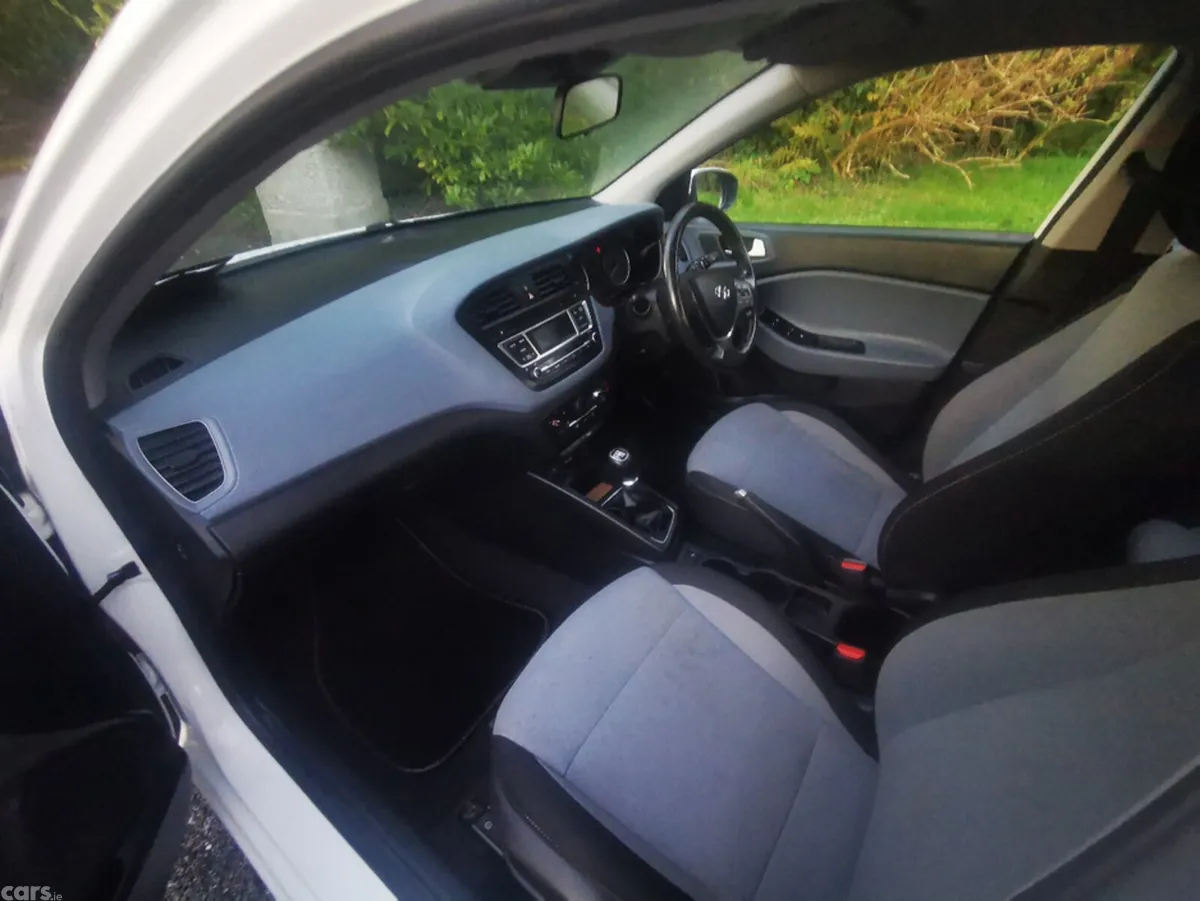 Hyundai i20 Hatchback, Petrol, 2016, White