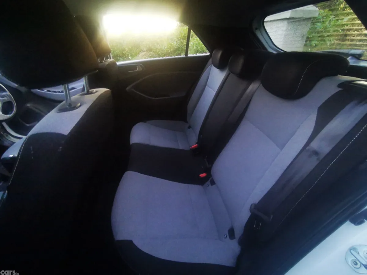 Hyundai i20 Hatchback, Petrol, 2016, White
