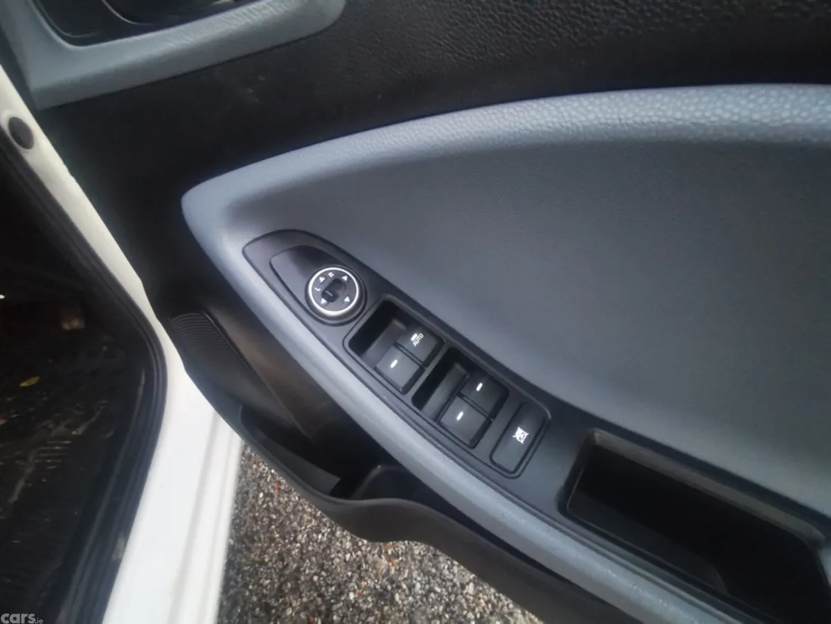 Hyundai i20 Hatchback, Petrol, 2016, White