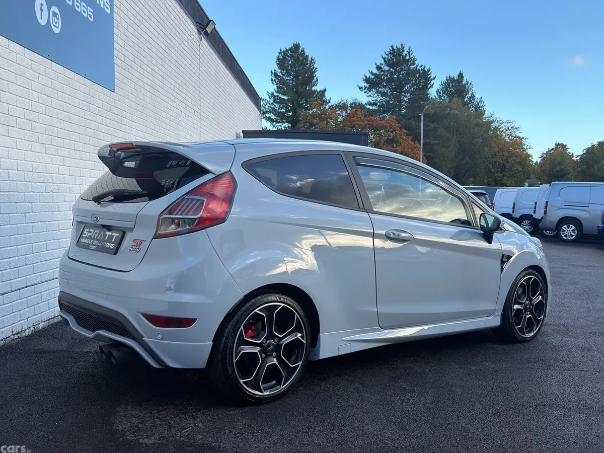 Ford Fiesta Hatchback, Petrol, 2017, Grey