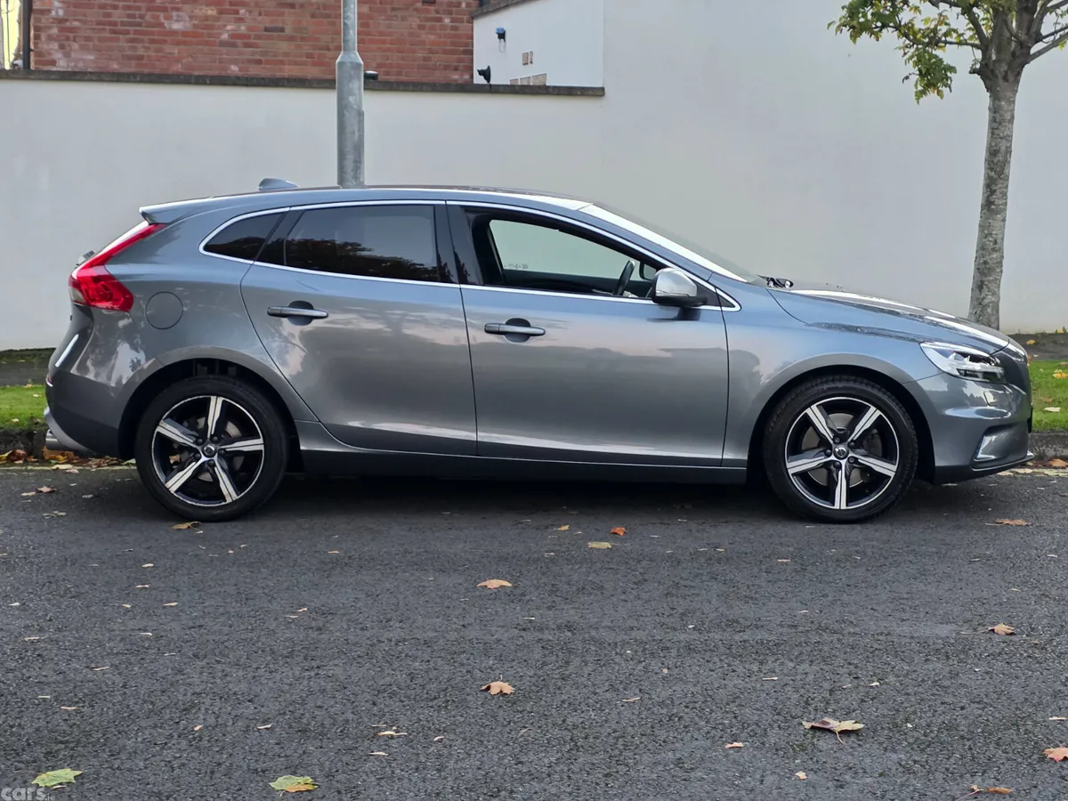 Volvo V40 Hatchback, Diesel, 2018, Grey
