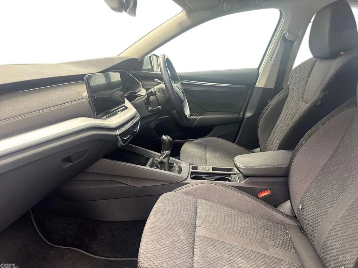 Skoda Octavia Saloon, Diesel, 2024, Grey