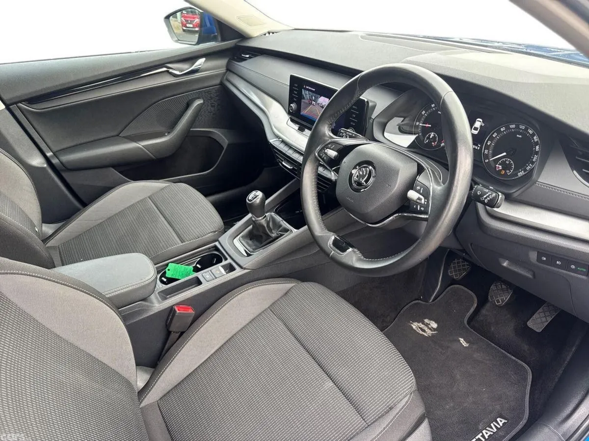 Skoda Octavia Saloon, Petrol, 2023, Blue
