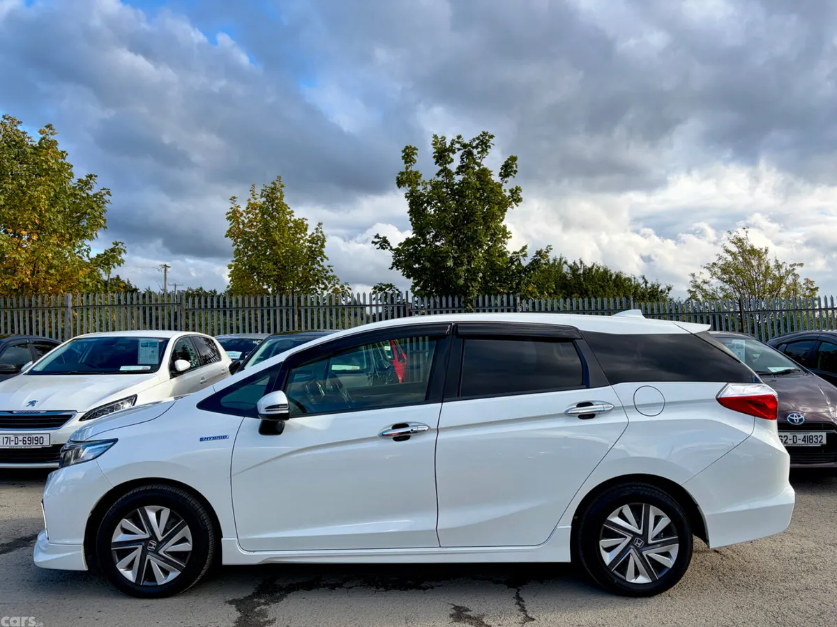 Honda Shuttle MPV, Petrol Hybrid, 2015, White