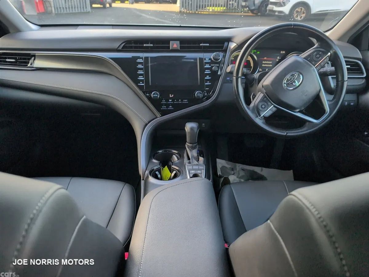 Toyota Camry Saloon, Petrol Hybrid, 2019, White