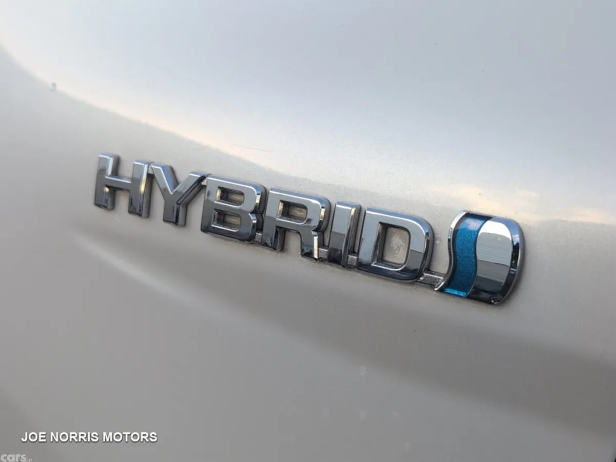 Toyota Camry Saloon, Petrol Hybrid, 2019, White