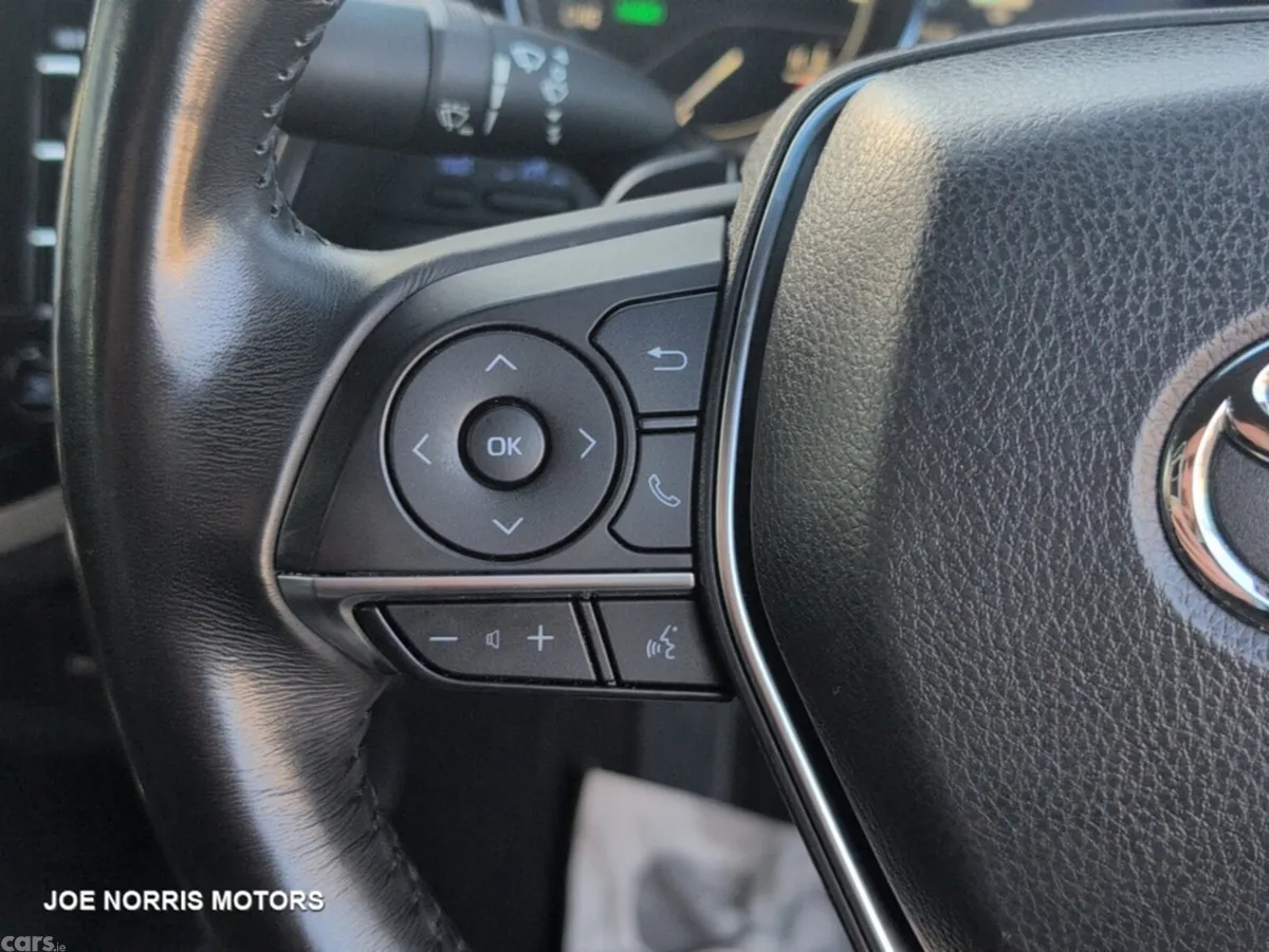 Toyota Camry Saloon, Petrol Hybrid, 2019, White