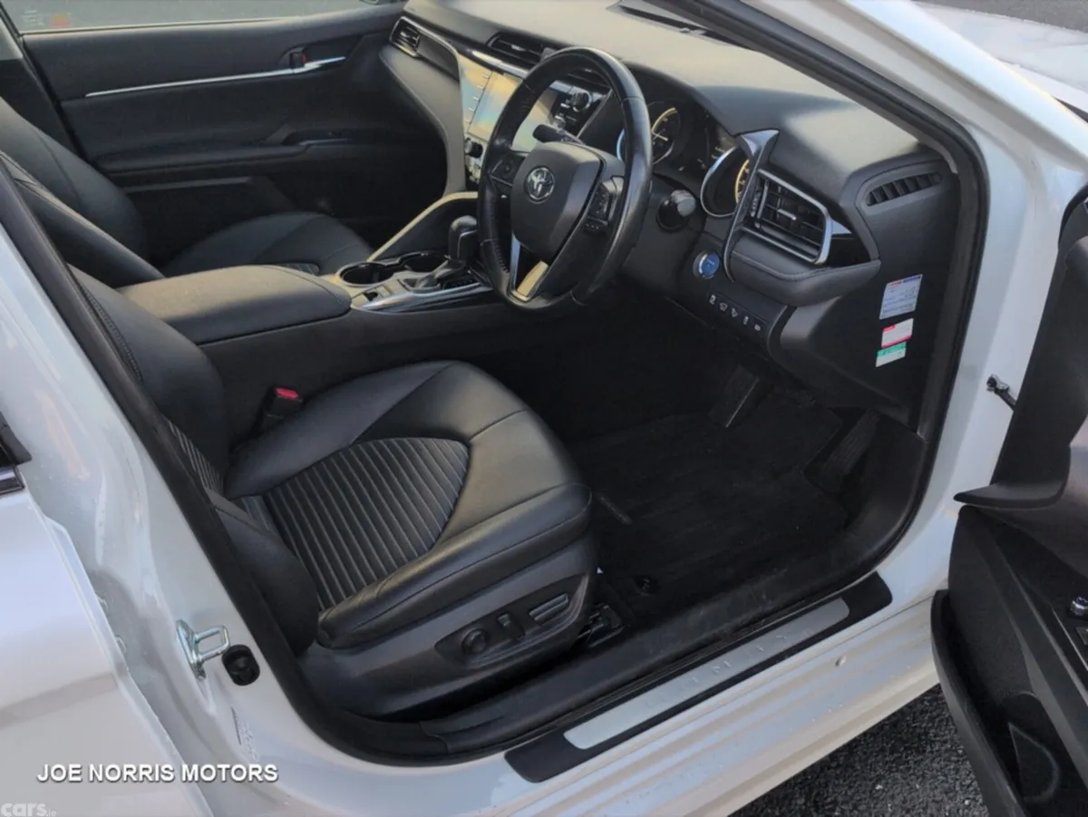 Toyota Camry Saloon, Petrol Hybrid, 2019, White