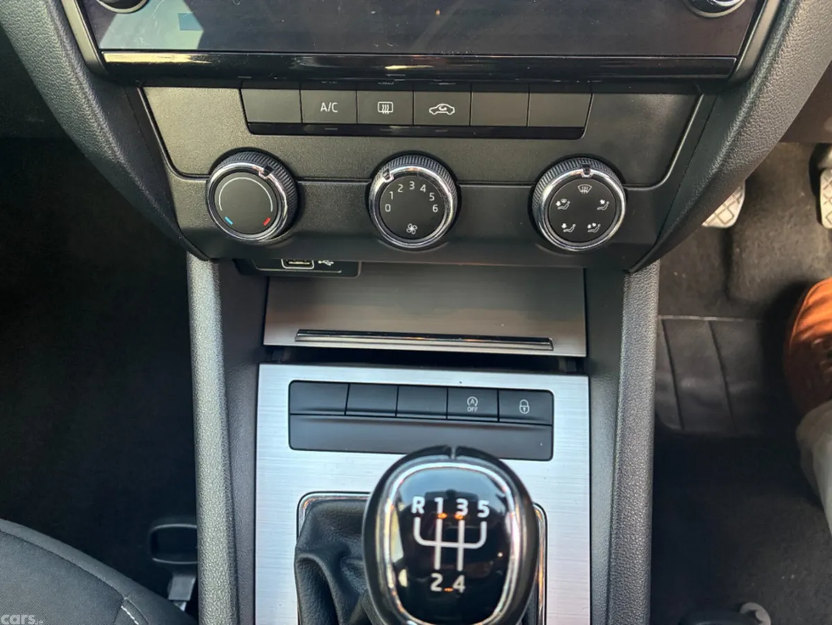 Skoda Octavia Hatchback, Diesel, 2020, White