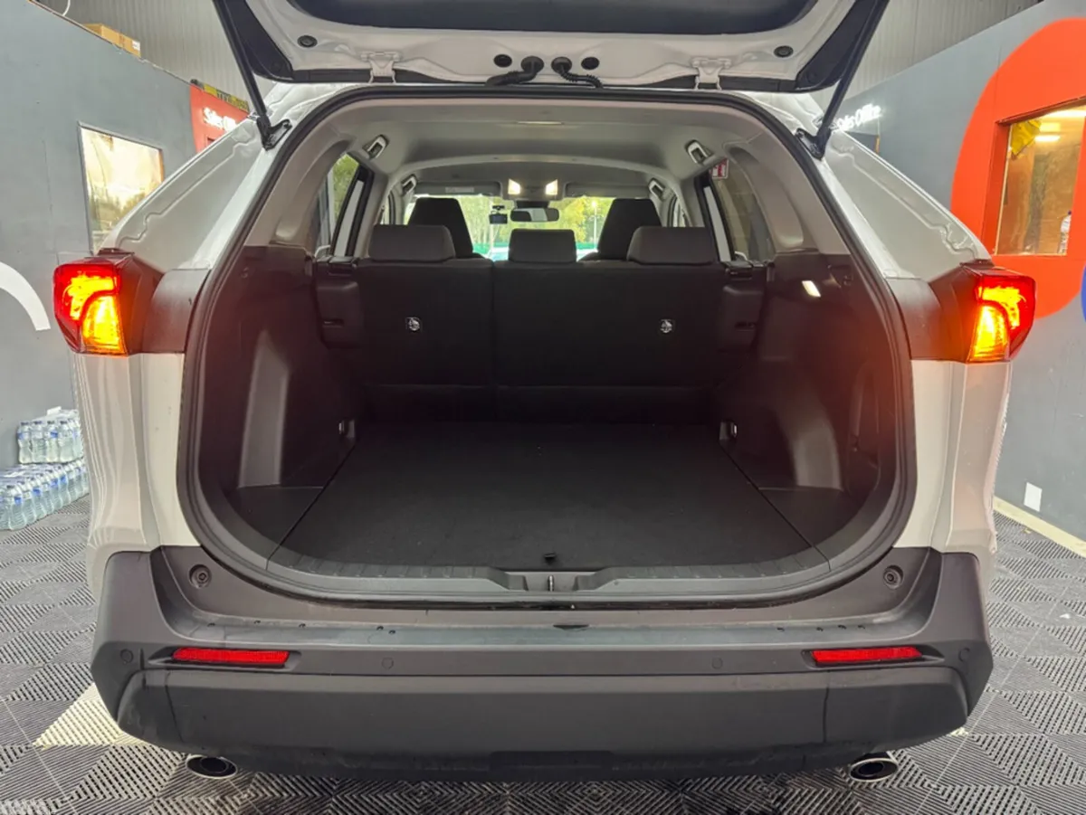 Toyota RAV4 SUV, Petrol Hybrid, 2023, White
