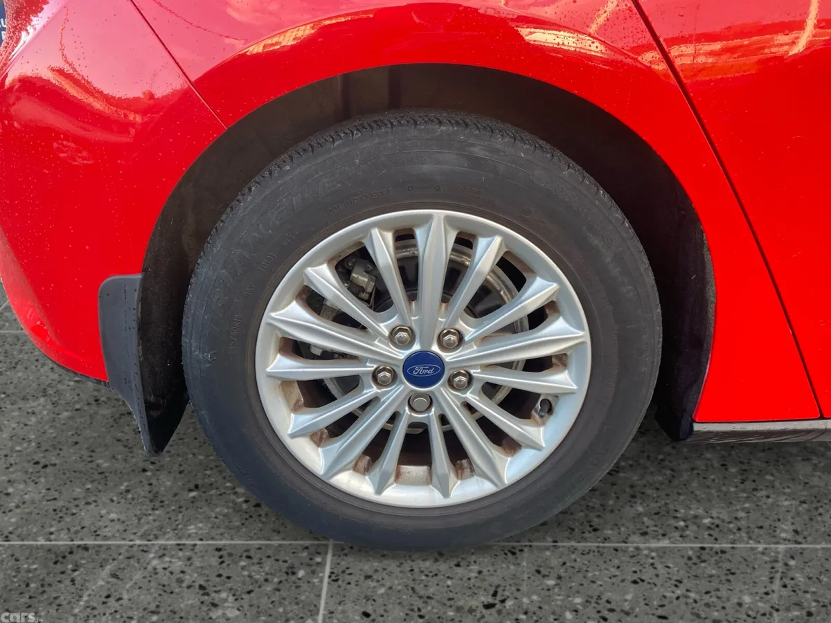Ford Focus Hatchback, Petrol, 2021, Red