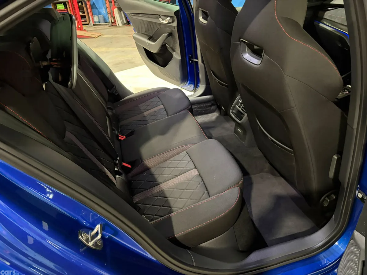 Skoda Octavia Hatchback, Petrol Plug-in Hybrid, 2021, Blue
