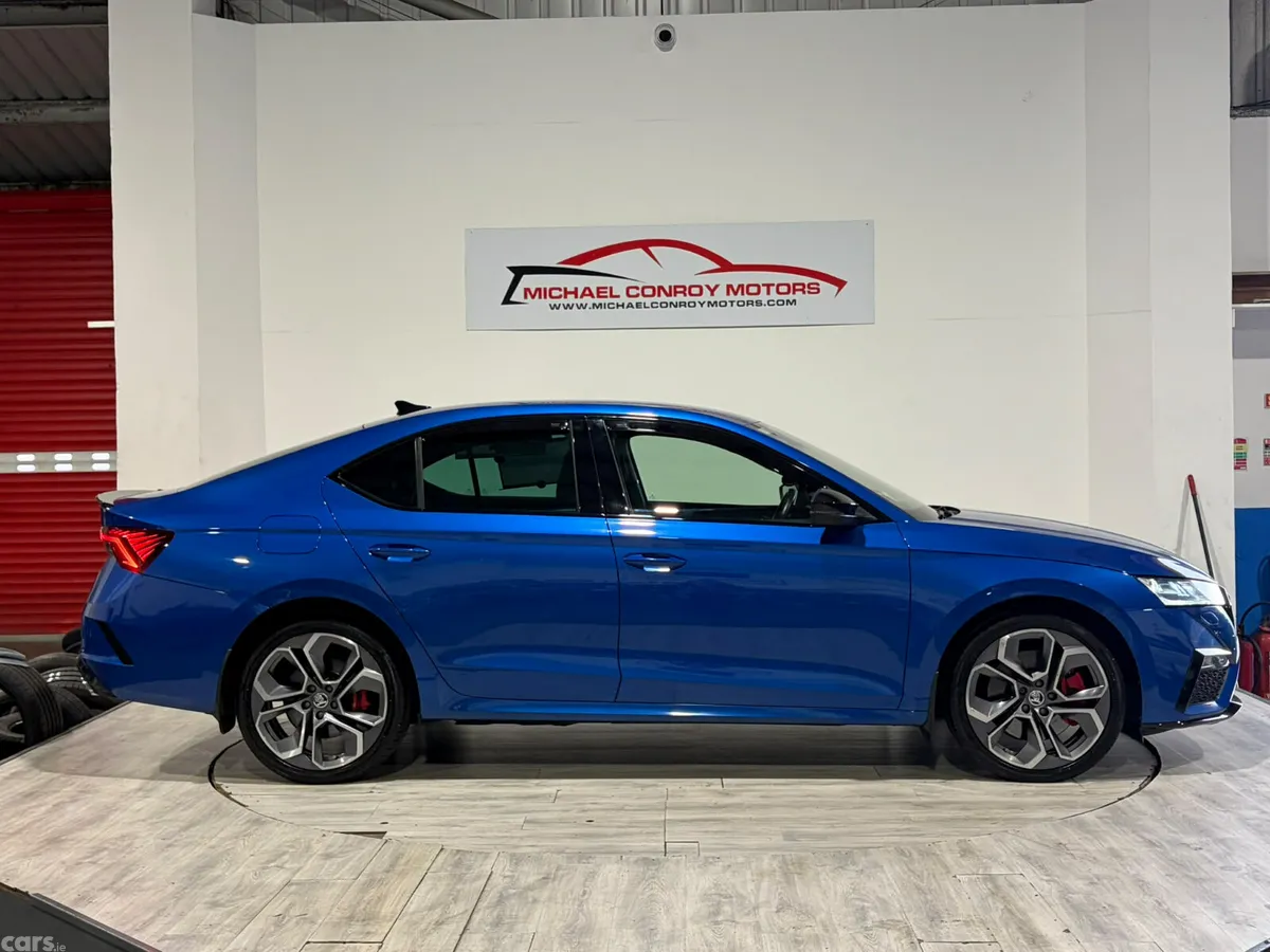 Skoda Octavia Hatchback, Petrol Plug-in Hybrid, 2021, Blue