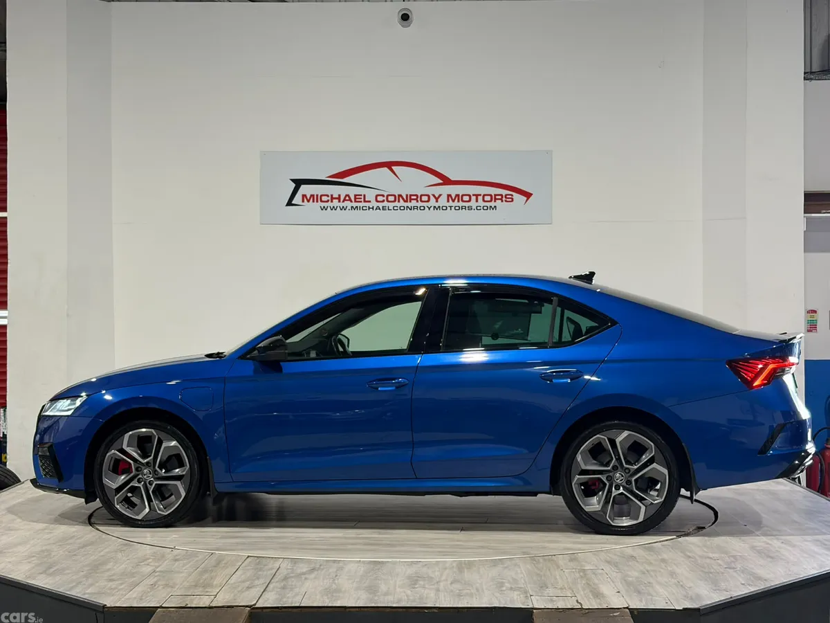 Skoda Octavia Hatchback, Petrol Plug-in Hybrid, 2021, Blue
