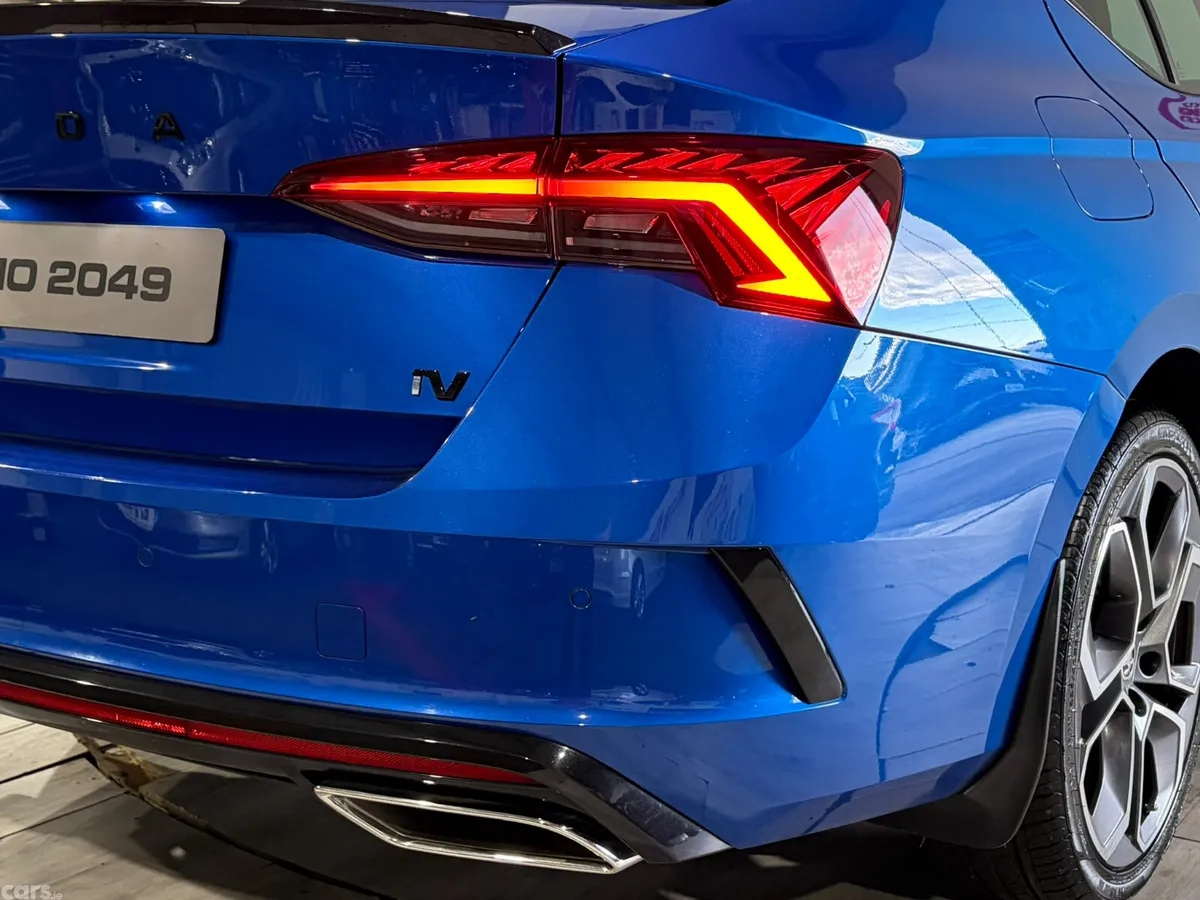 Skoda Octavia Hatchback, Petrol Plug-in Hybrid, 2021, Blue