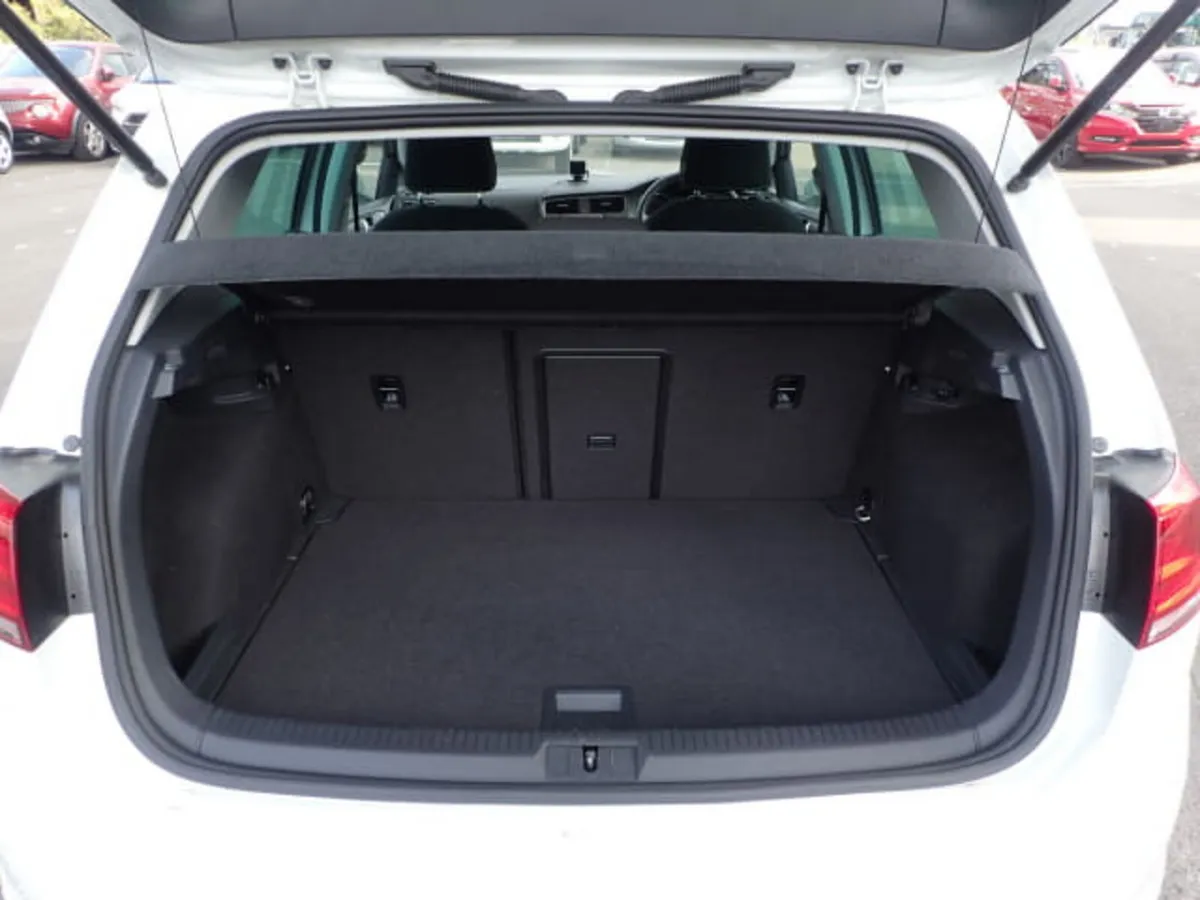 Volkswagen Golf Hatchback, Petrol, 2016, White