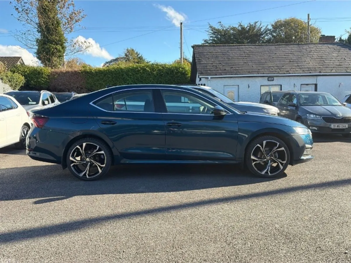 Skoda Octavia Saloon, Diesel, 2022, Blue