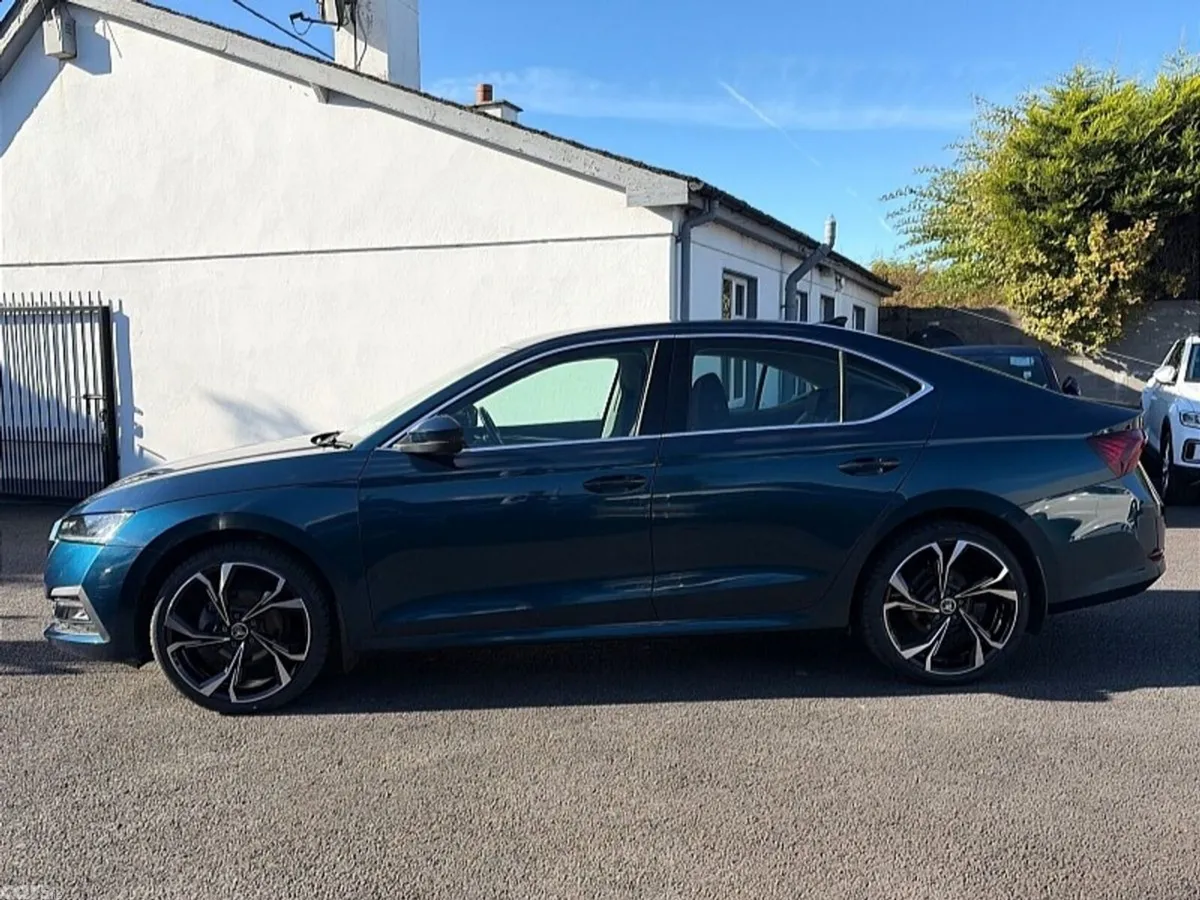Skoda Octavia Saloon, Diesel, 2022, Blue
