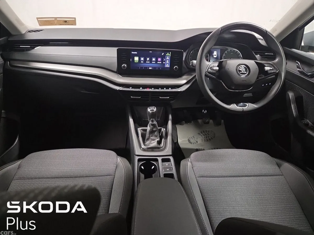 Skoda Octavia Saloon, Diesel, 2023, Grey
