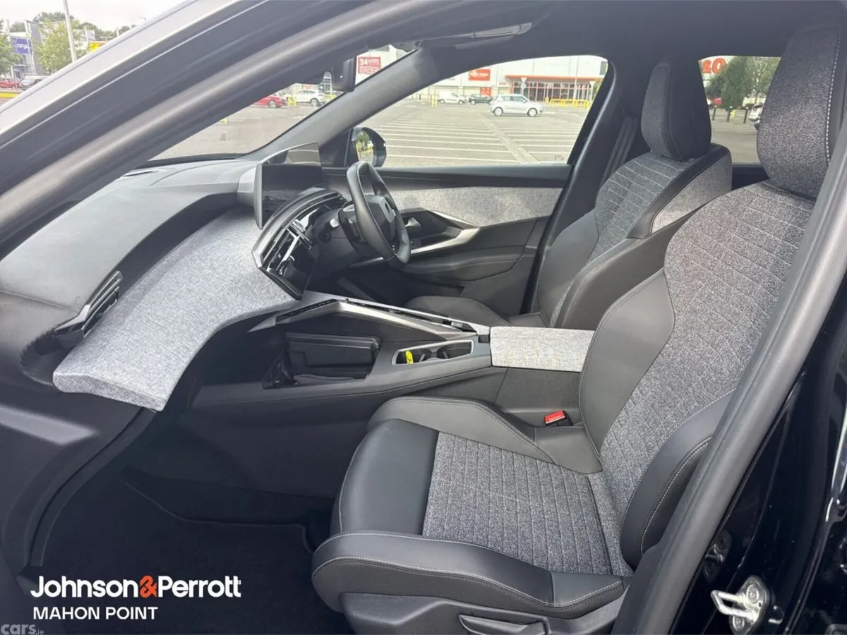 Peugeot 5008 MPV, Petrol, 2026, Black
