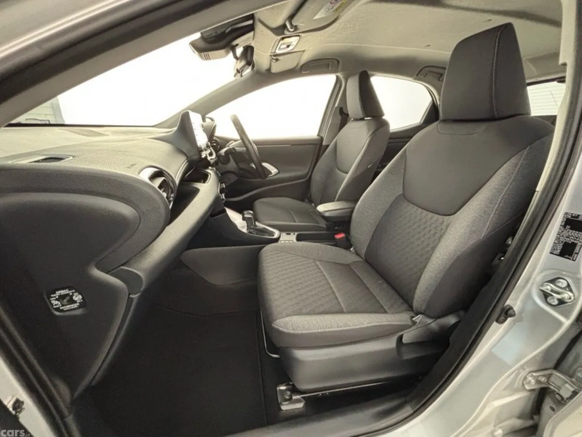 Toyota Yaris Hatchback, Petrol Hybrid, 2021, Silver