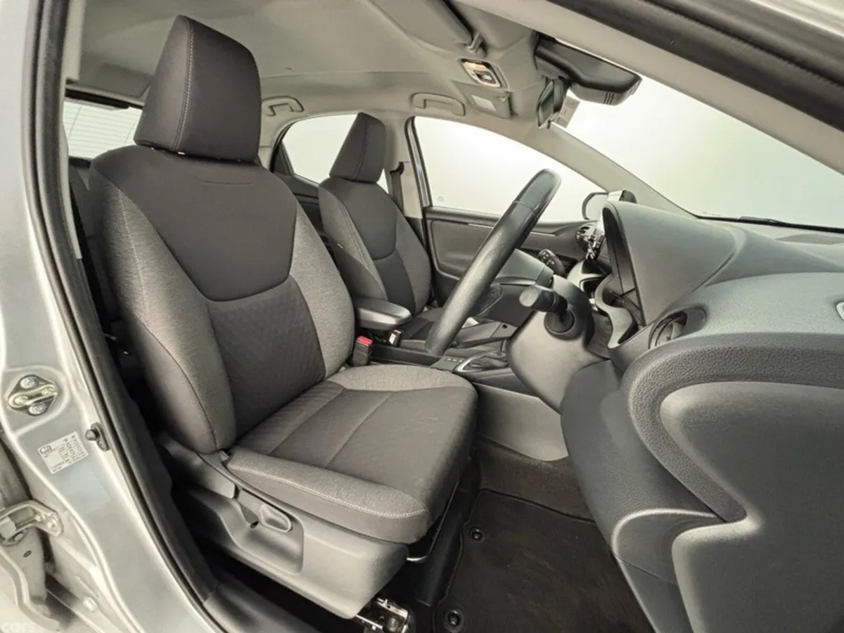 Toyota Yaris Hatchback, Petrol Hybrid, 2021, Silver
