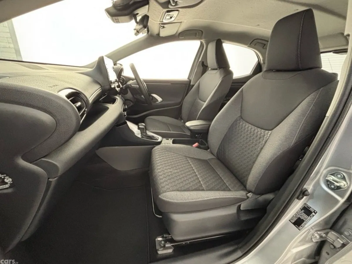 Toyota Yaris Hatchback, Petrol Hybrid, 2023, Silver