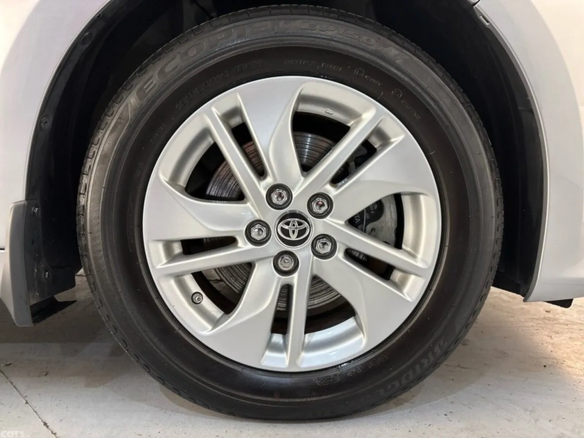 Toyota Yaris Hatchback, Petrol Hybrid, 2023, Silver