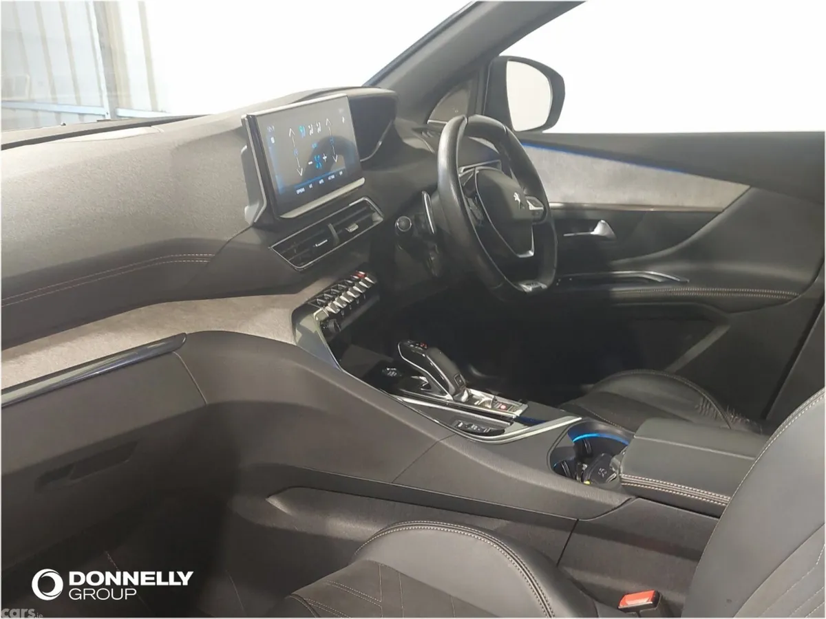 Peugeot 5008 Estate, Petrol, 2023, Red