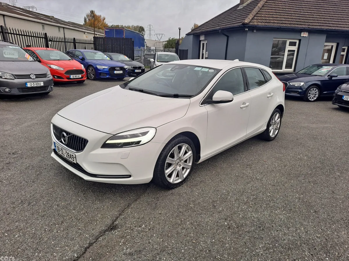 Volvo V40 Hatchback, Petrol, 2018, White