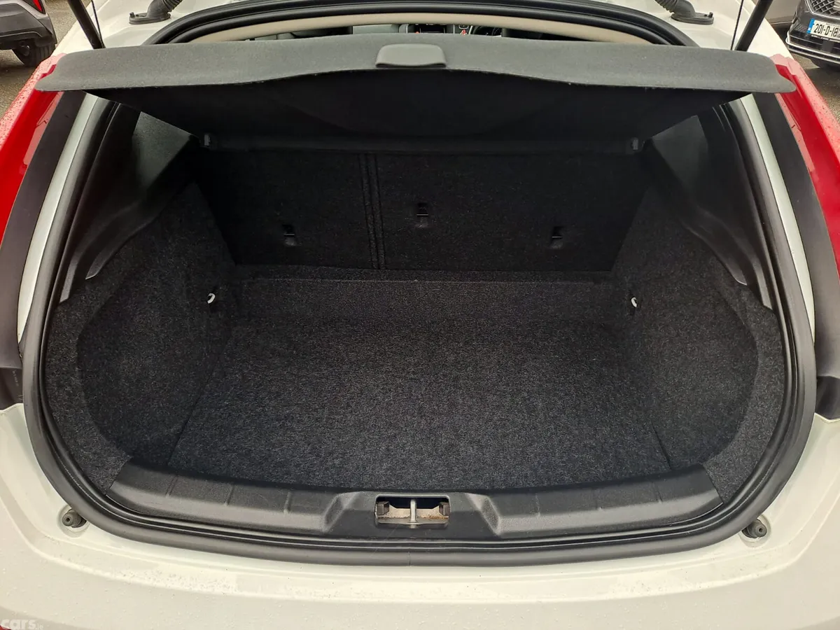 Volvo V40 Hatchback, Petrol, 2018, White