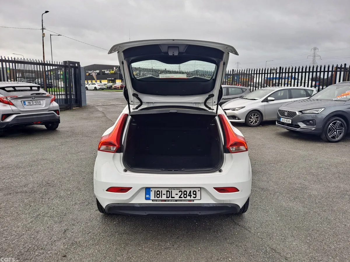 Volvo V40 Hatchback, Petrol, 2018, White