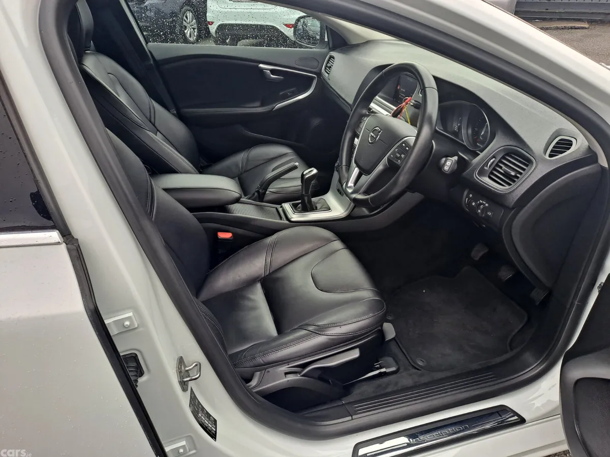Volvo V40 Hatchback, Petrol, 2018, White