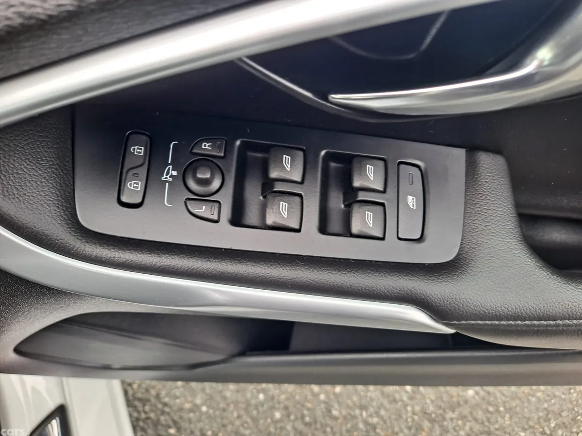 Volvo V40 Hatchback, Petrol, 2018, White