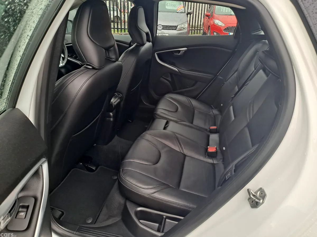 Volvo V40 Hatchback, Petrol, 2018, White