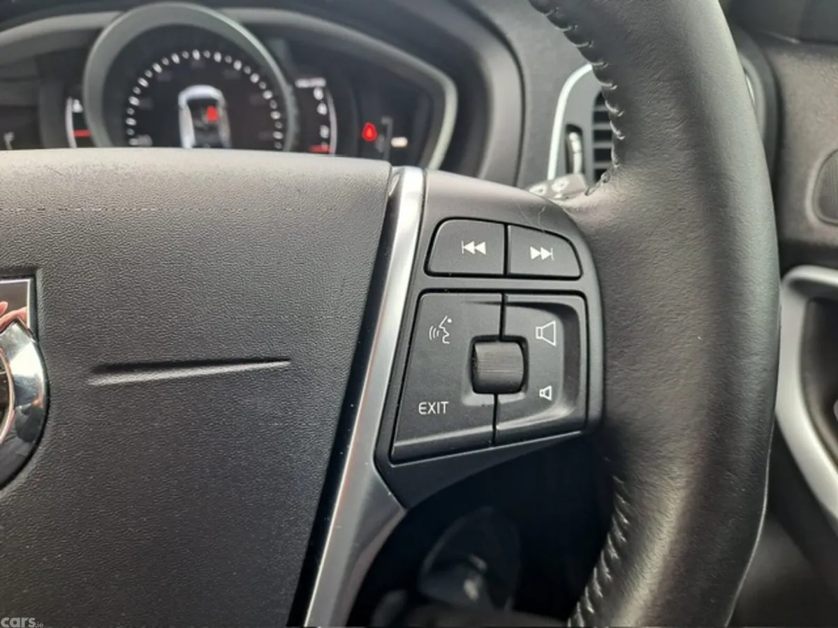 Volvo V40 Hatchback, Petrol, 2018, White