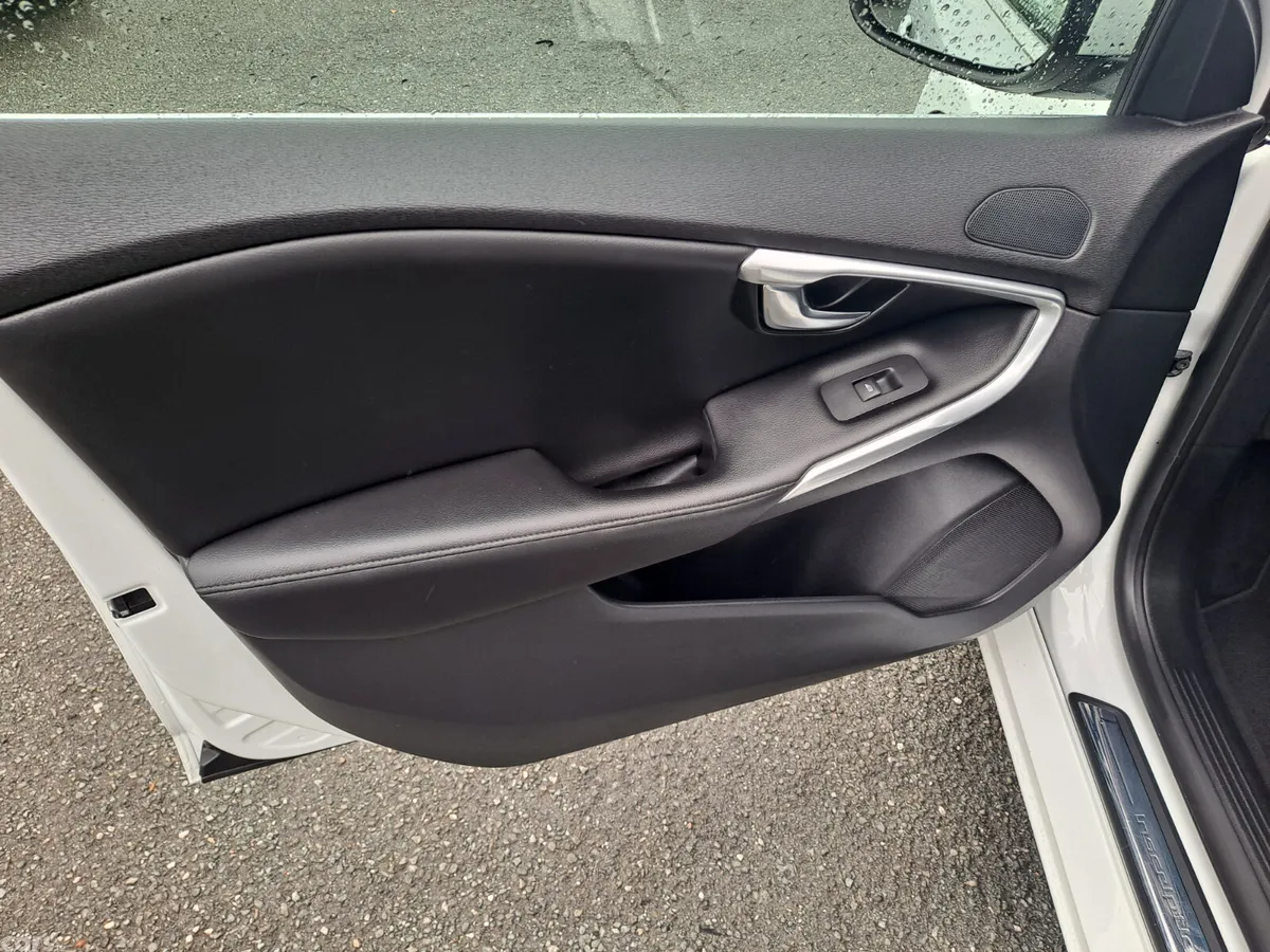 Volvo V40 Hatchback, Petrol, 2018, White