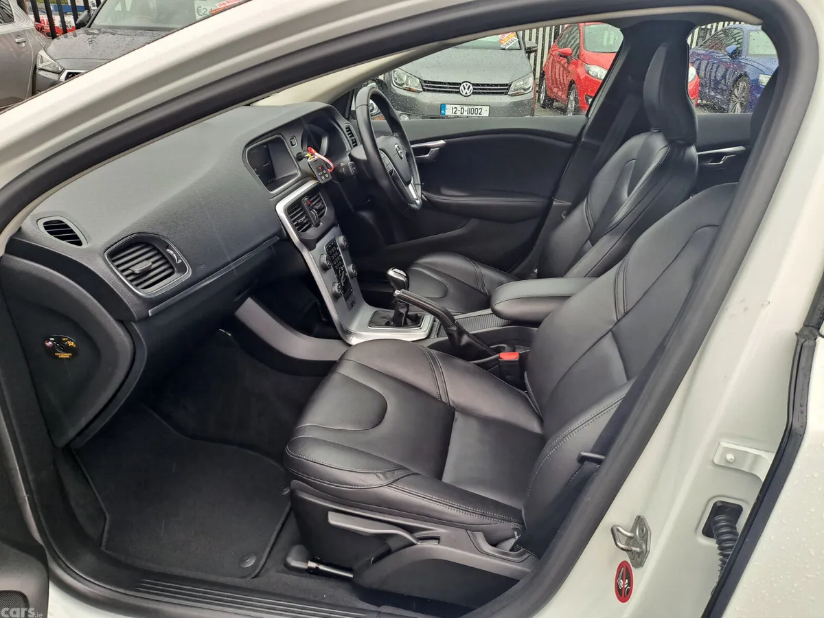 Volvo V40 Hatchback, Petrol, 2018, White